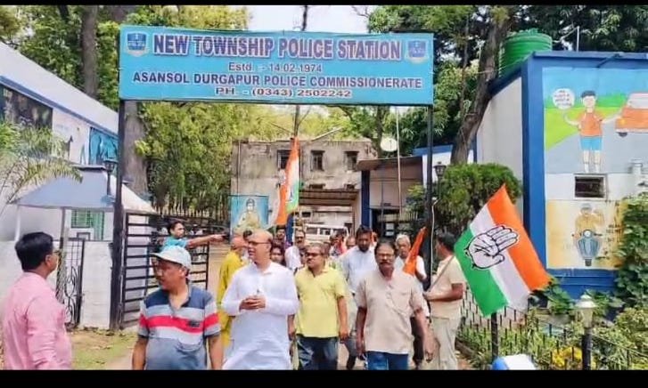 শিক্ষক আন্দোলন ও সাম্প্রতিক অশান্তির প্রতিবাদে দুর্গাপুরে কংগ্রেসের থানা ঘেরাও পুলিশের ভূমিকা নিয়ে ক্ষোভ উগরে দিলেন জেলা সভাপতি প্রতিবেদন দুর্গাপুর