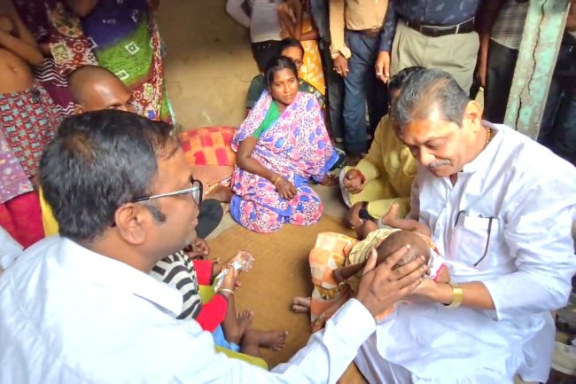 এস.আই.আর. আতঙ্কে মৃত্যুর অভিযোগ জামালপুরে মৃতের বাড়িতে তৃণমূলের প্রতিনিধি দল