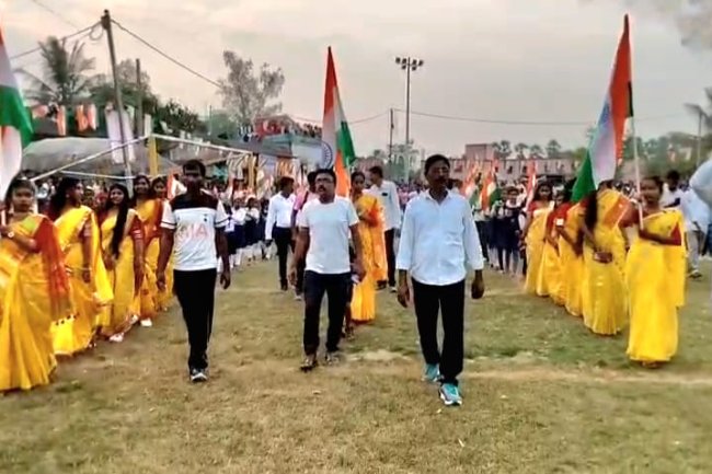 গলসির কৃষ্ণরামপুর মা মাটি মানুষ ক্লাব দ্বারা আয়োজিত এমপি কাপ ফুটবল টুর্নামেন্টের উদ্বোধন হলো