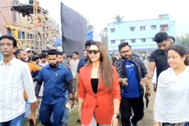 পিপিএল ক্রিকেট টুর্নামেন্টের উদ্বোধনের দিন খেলোয়াড়দের উৎসাহিত করতে মাঠে এলেন অভিনেত্রী কৌশানী