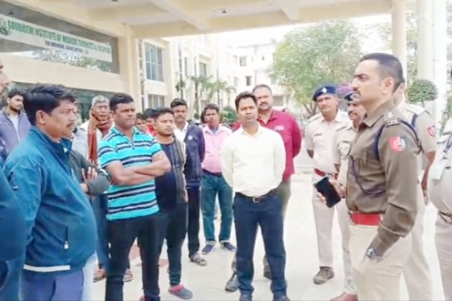 অ্যাম্বুলেন্স চালকদের সাথে যাত্রী সাথী অ্যাপ পরিষেবা নিয়ে  কথা বললেন ডিসি ট্রাফিক
