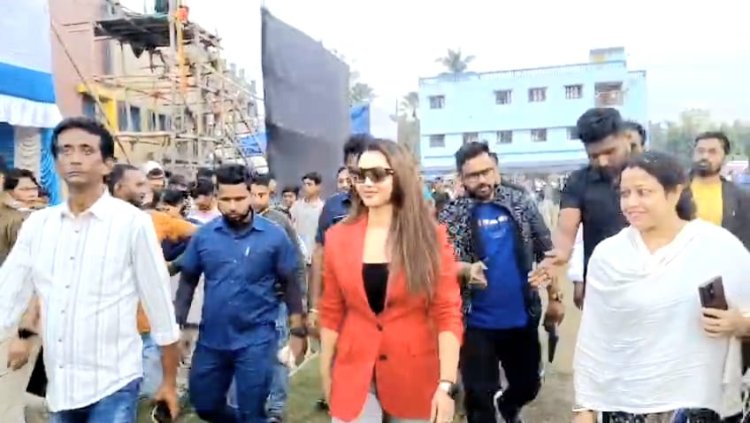 পিপিএল ক্রিকেট টুর্নামেন্টের উদ্বোধনের দিন খেলোয়াড়দের উৎসাহিত করতে মাঠে এলেন অভিনেত্রী কৌশানী