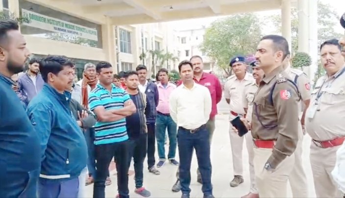 অ্যাম্বুলেন্স চালকদের সাথে যাত্রী সাথী অ্যাপ পরিষেবা নিয়ে  কথা বললেন ডিসি ট্রাফিক