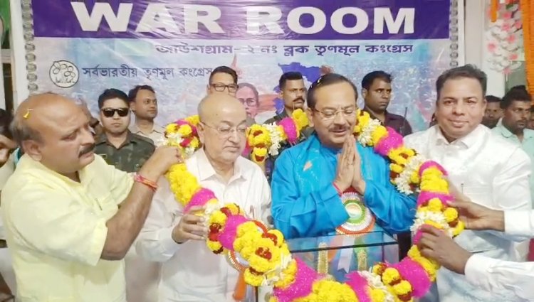 আউসগ্রাম ২ নম্বর ব্লকের এস.আই আর. ওয়ার রুমের পরিদর্শনে এসে প্রশংসা মন্ত্রীর